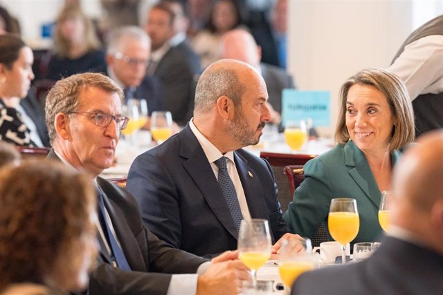 (I-D) El presidente del PP, Alberto Núñez Feijóo; el presidente del Senado, Pedro Rollán y la portavoz del PP en el Congreso y secretaria general del partido, Cuca Gamarra, durante un desayuno Informativo de Europa Press, en el Rosewood Villa Magna, a 16 