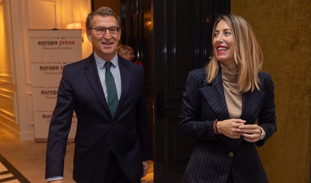 El presidente del Partido Popular, Alberto Núñez Feijóo y la presidenta de la Junta de Extremadura, María Guardiola, a su llegada a un desayuno informativo de Europa Press, en el Hotel Rosewood Vila Magna, a 2 de noviembre de 2023, en Madrid (España).