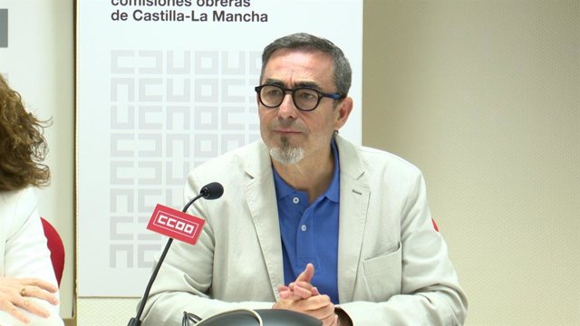 Archivo - El secretario regional de CCOO, Paco de la Rosa, en una foto de archivo