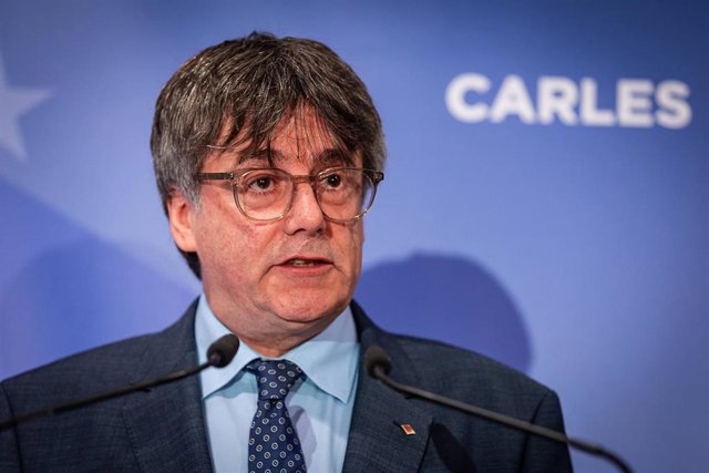 El expresidente de la Generalitat y eurodiputado de Junts, Carles Puigdemont, ofrece una rueda de prensa durante la conferencia inaugural de las jornadas interparlamentarias de Junts.