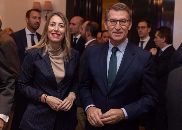 El presidente del Partido Popular, Alberto Núñez Feijóo y la presidenta de la Junta de Extremadura, María Guardiola, a su llegada a un desayuno informativo de Europa Press, en el Hotel Rosewood Vila Magna, a 2 de noviembre de 2023, en Madrid (España).