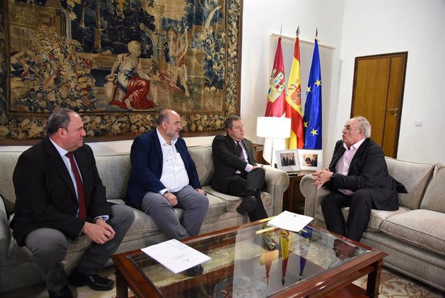 Reunión del presidente de Castilla-La Mancha, Emiliano García-Page, con el presidente de Asaja, José María Fresneda.