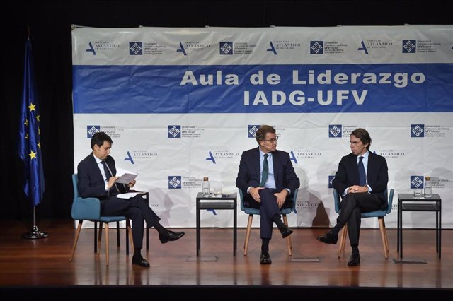 El presidente del Partido Popular, Alberto Núñez Feijóo (c), y el expresidente del Gobierno José María Aznar (1d) mantienen un coloquio durante la inauguración del Máster de Acción Política del Instituto de Estudios Atlánticos y la Universidad Francisco d