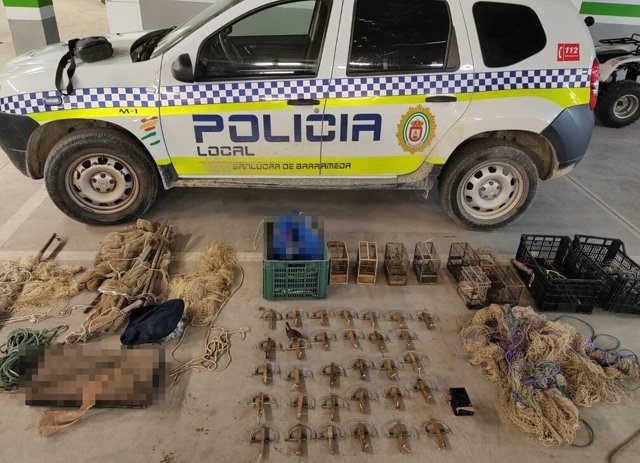 Identifican a tres personas e incautan más de 120 trampas para la caza furtiva de aves en Sanlúcar