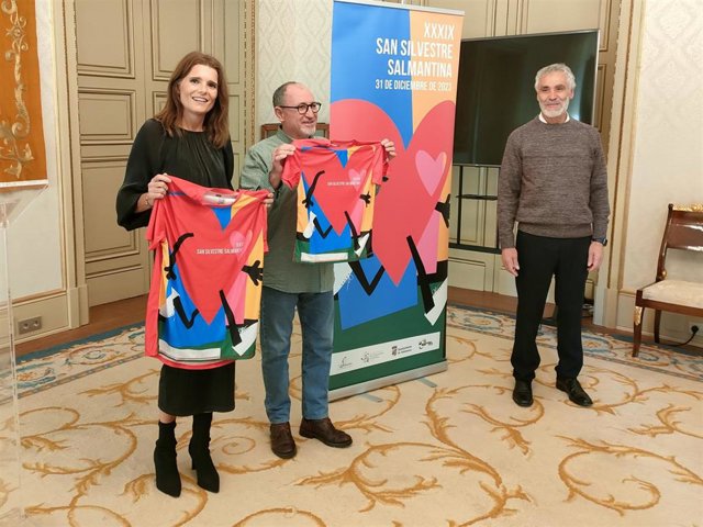 La concejal de Deportes, Almudena Parres, el presidente del Club Padre Basabe, José Molinero, y uno de los representantes de las empresas patrocinadoras de la San Silvestre Salmantina, de izquierda a derecha