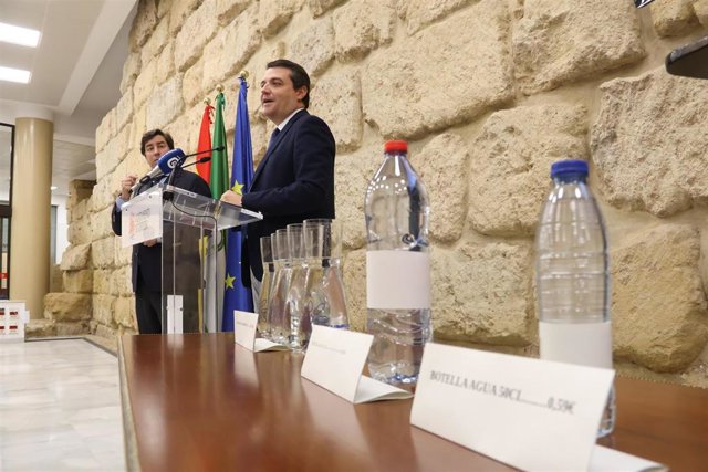 El alcalde de Córdoba, José María Bellido, y el presidente de la Empresa Municipal de Aguas (Emacsa), Jesús Coca, informan de las tarifas de la entidad para 2024.