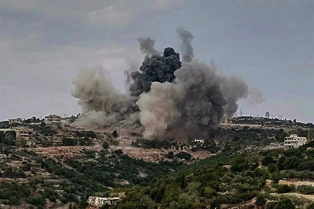 Columna de humo tras un ataque de Israel contra la localidad de Dhaira, en el sur de Líbano, en medio de los intercambios de disparos con Hezbolá en la frontera entre ambos países
