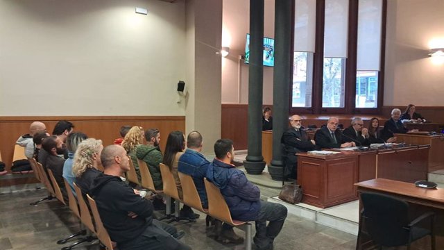 Juicio a una quincena de ultras acusados de ataques a la mezquita de Nou Barris de Barcelona. El jueves 2 de noviembre de 2023 en la Audiencia de Barcelona.