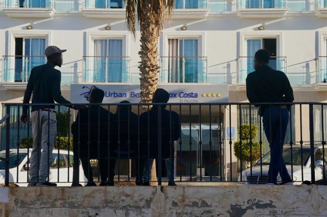 Migrantes trasladados a Torrox desde Canarias.