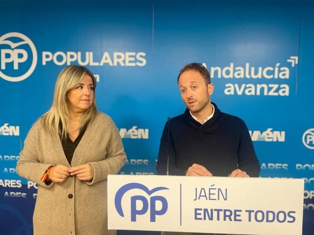 Erik Domínguez, junto a la secretaria general del PP de Jaén, Elena González.