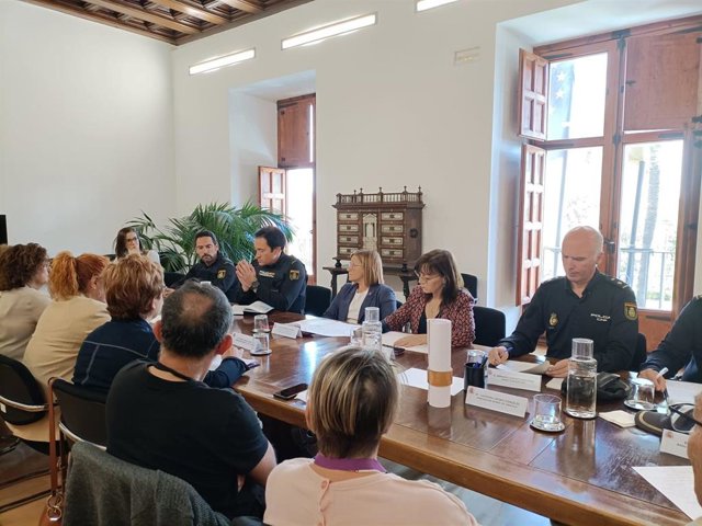 La delegada del Gobierno en la Comunitat Valenciana, Pilar Bernabé, ha mantenido una reunión con colectivos y asociaciones de vecinos del barrio de Orriols en València.