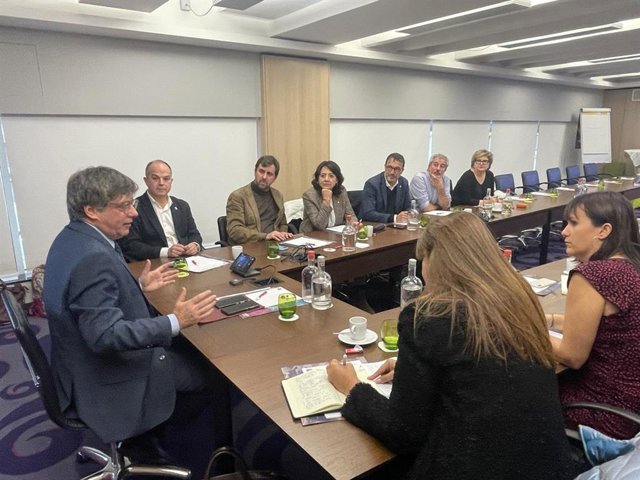 L'expresident de la Generalitat Carles Puigdemont durant una reunió amb la cúpula de Junts