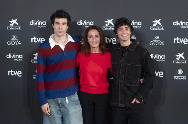 La cantante Ana Belén (c) posa junto a los directores de cine y guionistas Javier Calvo (1i) y Javier Ambrossi (1d) tras una rueda de prensa como presentadores de los Premios Goya 2024.