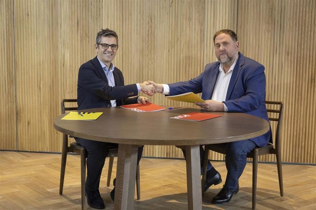 Firma del acuerdo de investidura entre el ministro de Presidencia en funciones y miembro de la comisión negociadora del PSOE, Félix Bolaños y el presidente de ERC, Oriol Junqueras