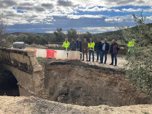 Visita a las obras en el puente sobre el arroyo Valdeolivas.