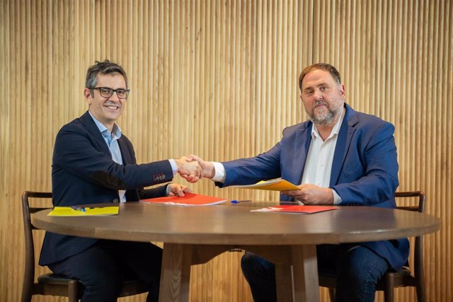 El ministro de Presidencia, Félix Bolaños, y el líder de ERC, Oriol Junqueras, firman el acuerdo para investir a Pedro Sánchez