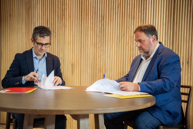 Félix Bolaños y Oriol Junqueras sellan el acuerdo entre el PSOE y ERC para investir a Sánchez.