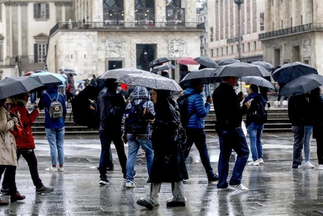 Gente paseando por el centro de Milán (Italia)