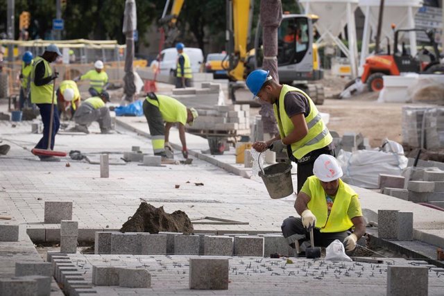 Trabajadores realizando obras en las Ramblas de Barcelona.