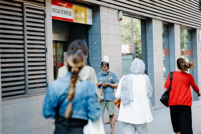Archivo - Varias personas pasan por delante de una oficina del Servicio Público de Empleo Estatal (Sepe), a 2 de junio de 2022