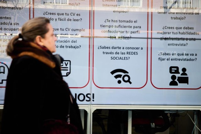 Archivo - Una mujer pasa por una oficina del SEPE