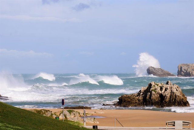 Olas rompiendo en Santander