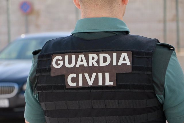 Archivo - Un agente de la Guardia Civil, en una imagen de archivo.