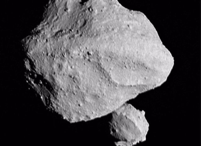 Imagen de Dinkinesh tomada por la misión Lucy el 1 de noviembre. Abajo se muestra el asteroide compañero descubierto