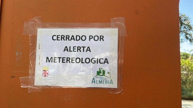 Un cartel avisa del cierre de parques en la capital el pasado jueves