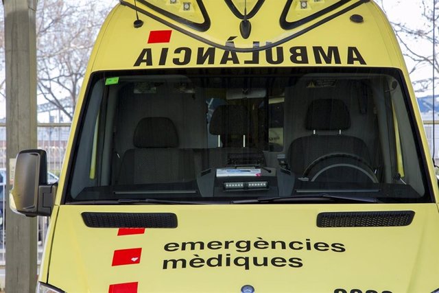 Archivo - Imatge d'una ambulància del SEM