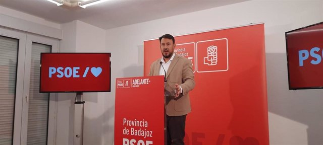 El secretario general del PSOE en la provincia de Badajoz, Rafael Lemus, en rueda de prensa