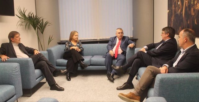 Primera reunió entre Santos Cerdán i Carles Puigdemont