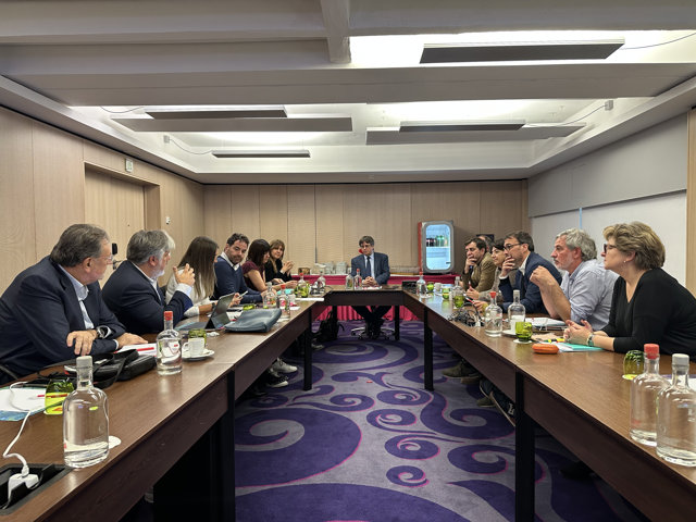 El expresidente de la Generalitat, Carles Puigdemont (c), durante una reunión con la cúpula de Junts para decidir sobre el pacto con el PSOE, a 2 de noviembre de 2023, en Bélgica.