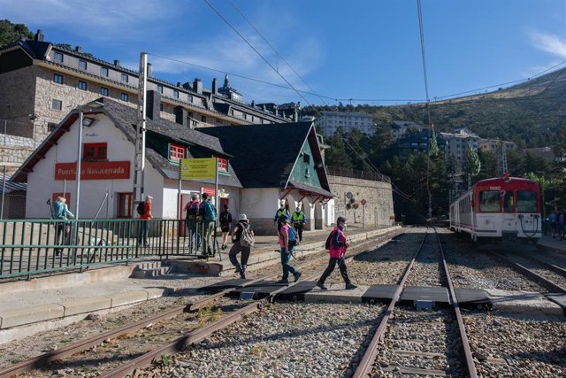 Archivo - Viajeros en la estación de tren Puerto de Navacerrada, a 3 de septiembre de 2022, en Navacerrada, Comunidad de Madrid (España). 
