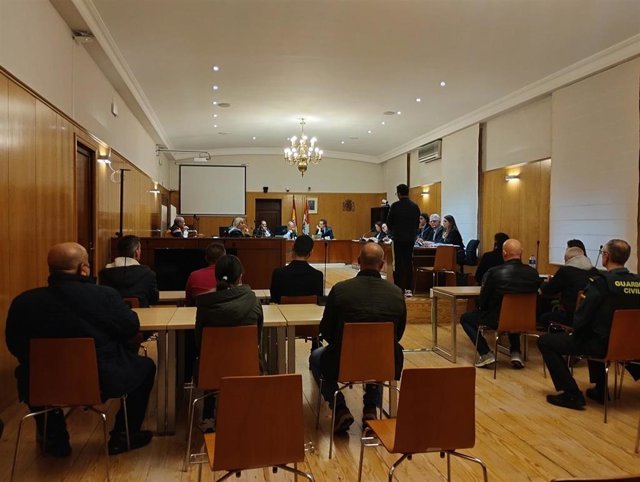 Los nueve condenados, de espaldas, durante la primera sesión del juicio de la 'Operación Virgin VA' celebrada en la Audiencia de Valladolid.