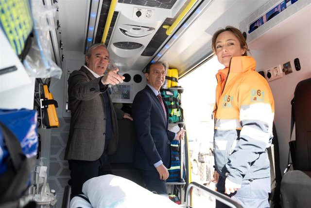 El presidente del Gobierno de Aragón, Jorge Azcón, y el consejero de Sanidad, José Luis Bancalero, en una ambulancia, con motivo de la presentación del nuevo contrato de transporte sanitario urgente.