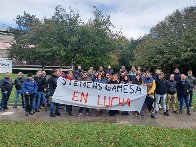 Concentración de trabajadores y sindicatos ante la sede de Siemens Gamesa en Zamudio (Bizkaia)