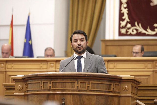 El portavoz del Vox en las Cortes regionales, Iván Sánchez, en el pleno de las Cortes.