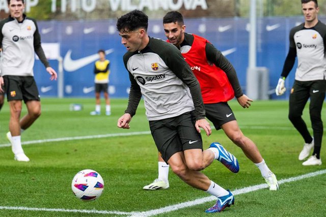 El jugador español Pedri en un entrenamiento con el FC Barcelona en noviembre de 2023