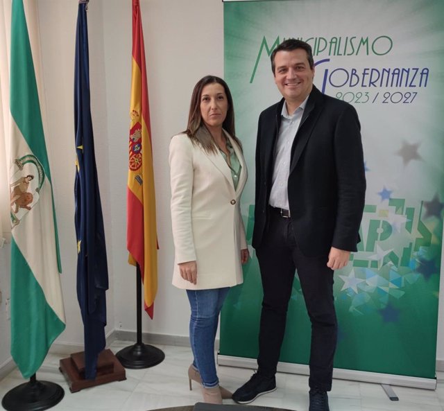 El presidente y la secretaria general de la Federación Andaluza de Municipios y Provincias (FAMP), José María Bellido (d) y Yolanda Sáez (i), respectivamente.