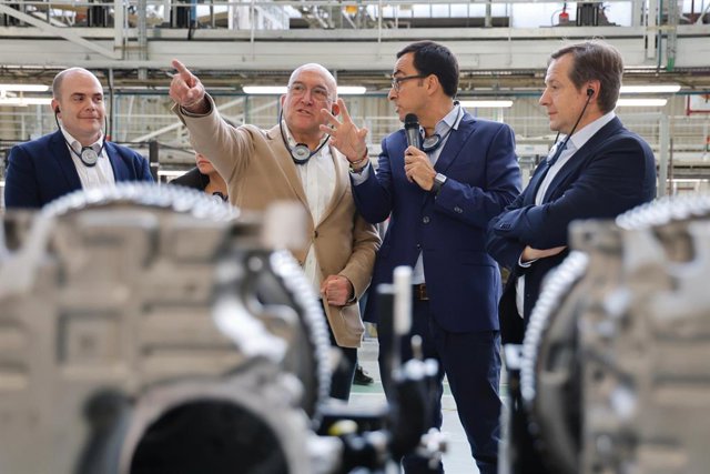 El director de la factoría de Horse en Valladolid, Alberto de los Ojos (dcha), junto a otros directivos en la visita del alcalde de Valladolid, Jesús Julio Carnero (segundo por la izquierda), a la factoría.
