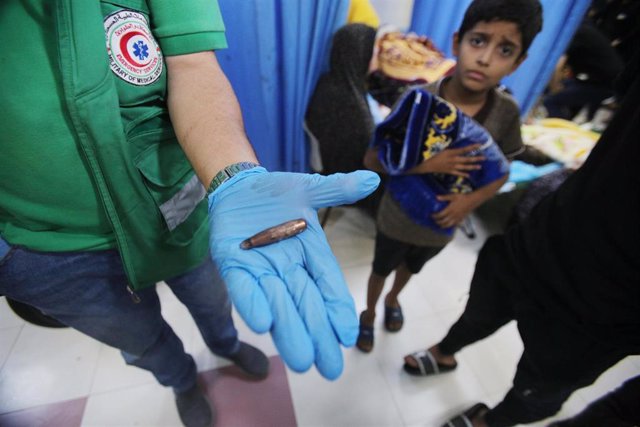Un equipo médico enseña una bala en el Hospital Al Shifa (Archivo)