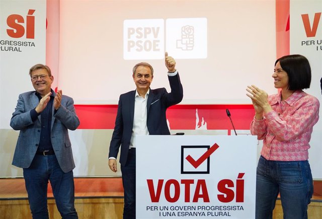 El secretario general del PSPV-PSOE, Ximo Puig (i), y el expresidente del Gobierno, José Luis Rodríguez Zapatero (c) durante el acto 'Vota Sí. Por un Gobierno Progresista y una España Plural', en la sede de UGT en València