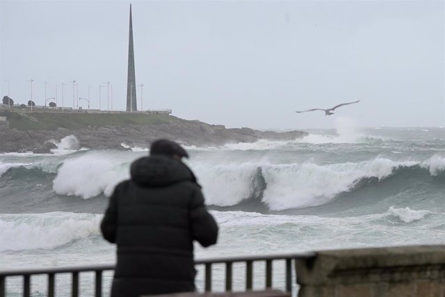 Una persona observa el oleaje, a 2 de noviembre de 2023, en A Coruña, Galicia (España). 