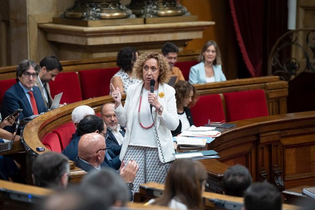 Archivo - La consellera de Territori de la Generalitat, Ester Capella, intervé durant una sessió plenària al Parlament