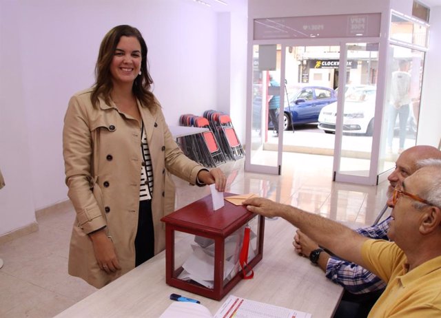 La portavoz del PSPS-PSOE en el Ayuntamiento de València, Sandra Gómez, deposita su voto en la consulta a la militancia socialista sobre la formación de gobierno