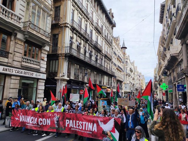 Una manifestación reclama en València el alto el fuego en Gaza y denuncia que los gobiernos "miran hacia otro lado"