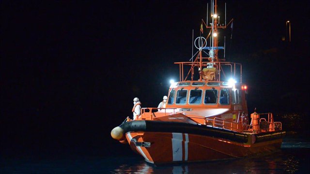 Archivo - Un buque de la Salvamar a su llegada al puerto de la Restinga, a 11 de abril de 2021, en la Restinga, El Hierro, Canarias, (España). Al menos 4 personas han perdido la vida tras intentar llegar a las costas españolas en un cayuco que se encontra