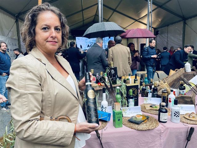 La consejera de Salud y Consumo de la Junta de Andalucía, Catalina García, en la Fiesta del Primer Aceite de Jaén, en Linares.