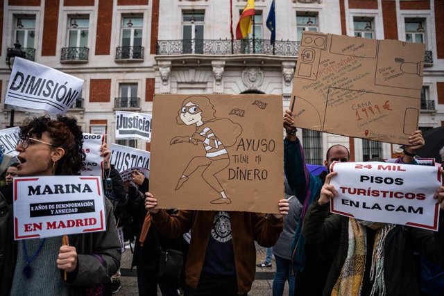 Varias personas protestan con carteles durante una manifestación por el Bono Joven de Alquiler, en la Puerta del Sol, a 4 de noviembre de 2023, en Madrid (España). 